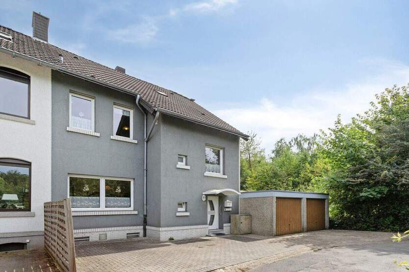 Altbaucharme im Grünen: Großzügiges Haus am Waldrand mit Doppelgarage 5 zimmer