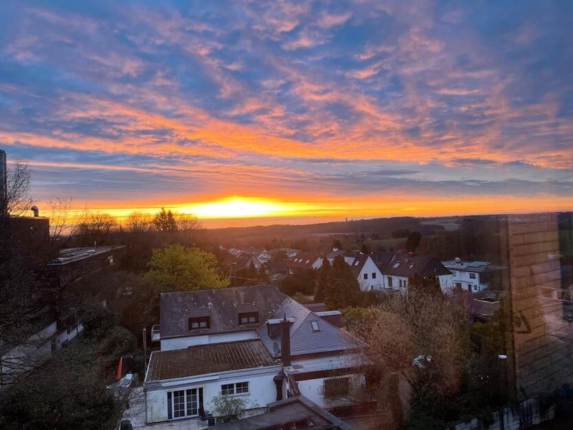 Sonnige kernsanierte 4 Zimmerwohnung mit Balkon und Stellplatz