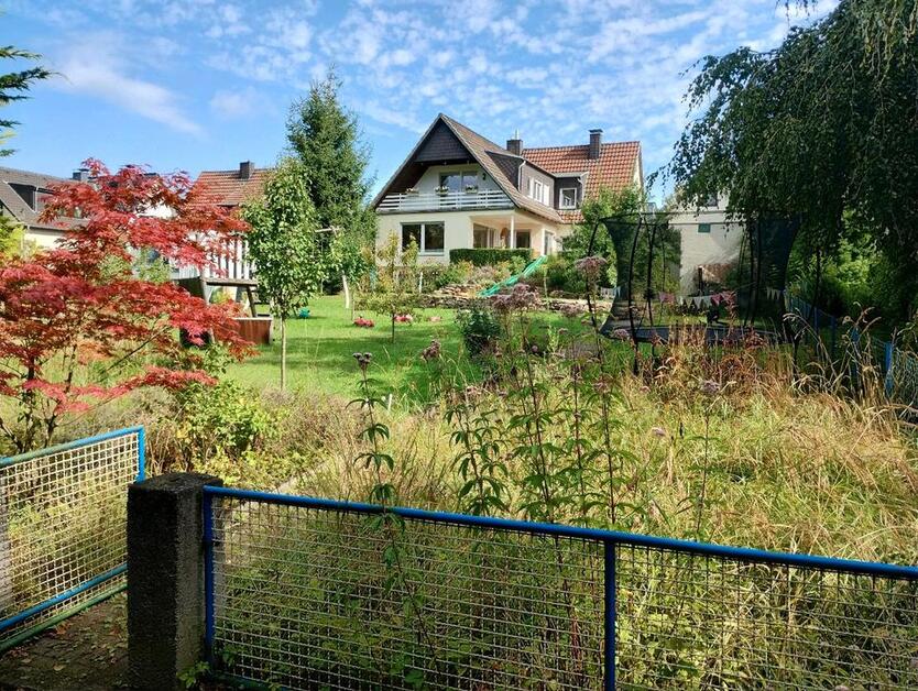 Teilsaniertes Einfamilienhaus auf großem Grundstück