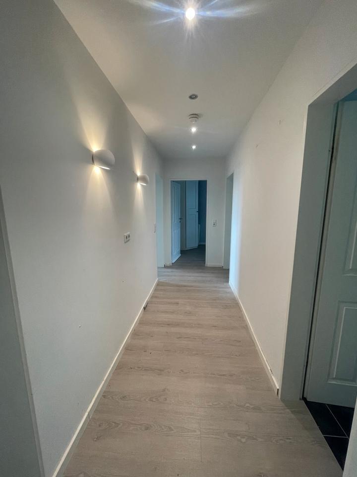 Sonnige kernsanierte 4 Zimmerwohnung mit Balkon und Stellplatz