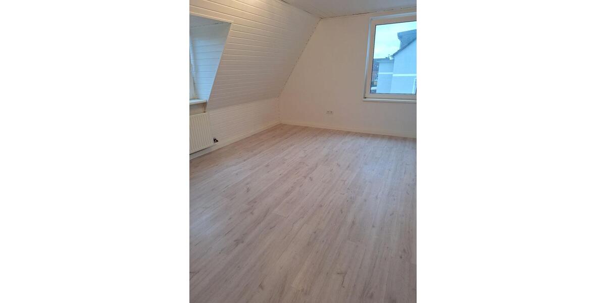 Provisionsfrei* Mit Gartenteil + Stellplatz! Gemütl. DG-Wo, sofort bezugsfrei! 2.5 zimmer