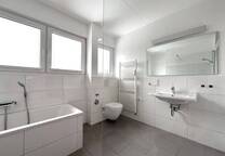 Wohnkomfort trifft auf Stil - im Villenviertel: 8 m² Balkon, Parkett, neue Walk-In-Dusche & Wanne!