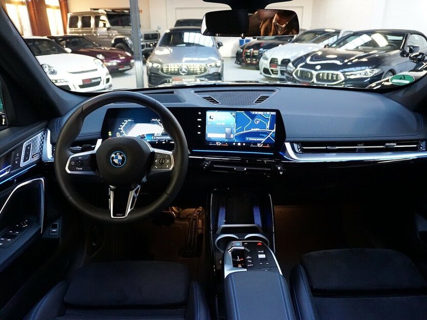 iX1 xDrive30e M Sport Pano HuD 360° H&K 19`