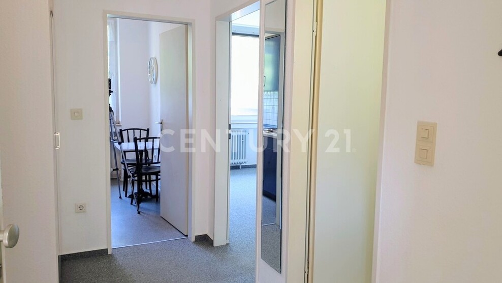 Uninähe! Helle Etagenwohnung mit großzügigem Balkon