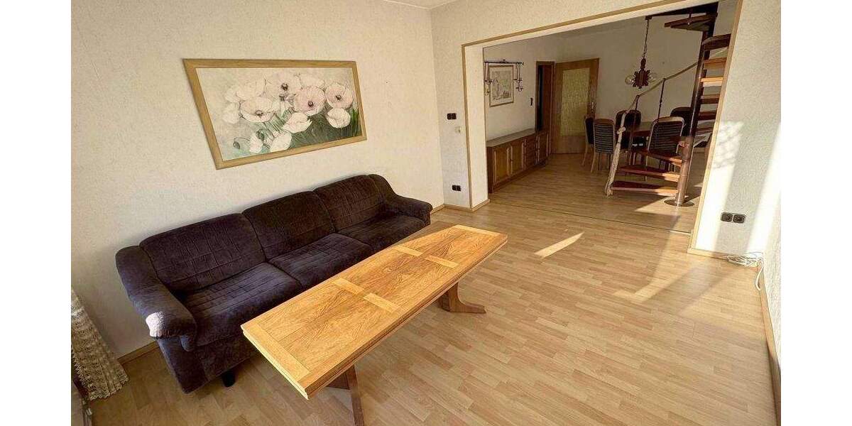 GEPFLEGTE DOPPELHAUSHÄLFTE MIT GARAGEN AUF GROßEM GRUNDSTÜCK IN DER MENGEDER HEIDE 6 zimmer