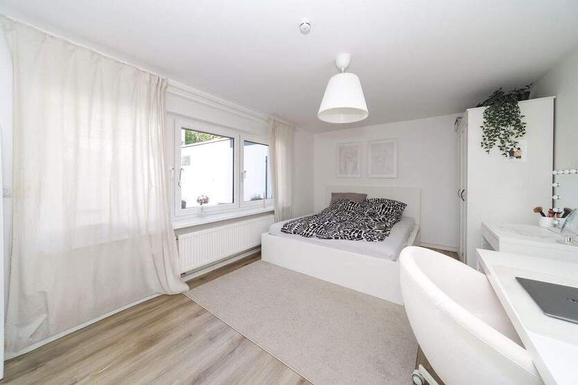Hochwertige Erdgeschosswohnung mit Garten in kernsaniertem 3-Familienhaus 4 zimmer