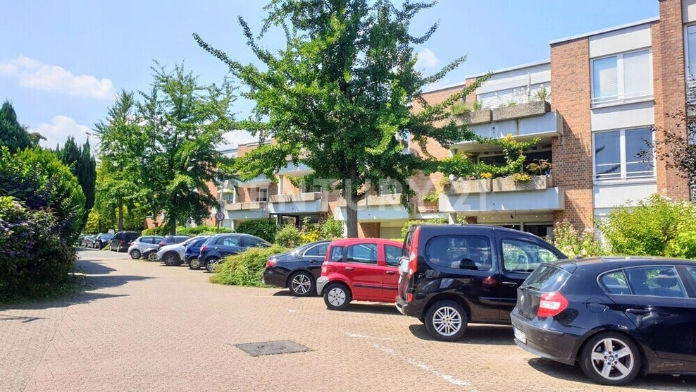 Uninähe! Helle Etagenwohnung mit großzügigem Balkon