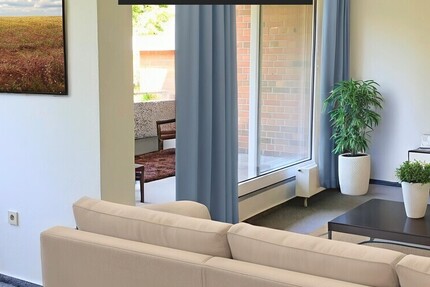 Uninähe! Helle Etagenwohnung mit großzügigem Balkon