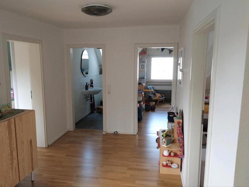 Teilsaniertes Einfamilienhaus auf großem Grundstück