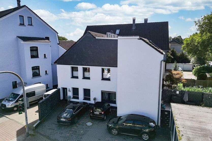 Hochwertige Erdgeschosswohnung mit Garten in kernsaniertem 3-Familienhaus 4 zimmer