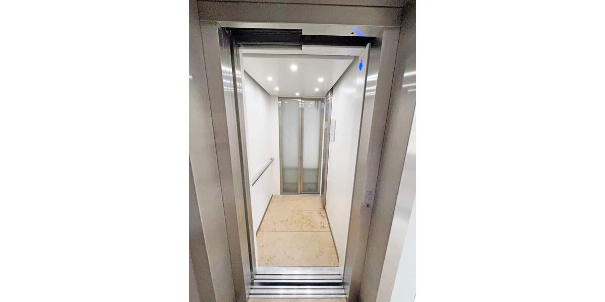 Sehr gepflegte Wohnung mit Küche, Aufzug und Tiefgarage 2 zimmer