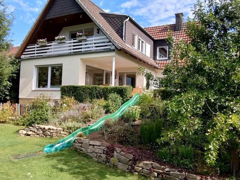 Teilsaniertes Einfamilienhaus auf großem Grundstück