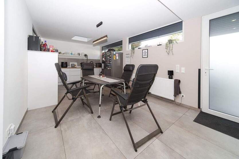 Hochwertige Erdgeschosswohnung mit Garten in kernsaniertem 3-Familienhaus 4 zimmer