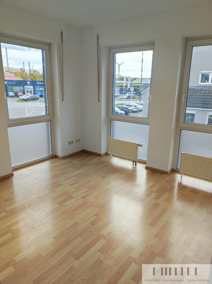 Moderne BüroPraxisräume mit Stellplätze zimmer