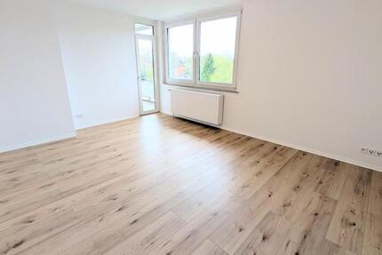 **Was will man mehr? +Balkon +frisch gestrichen +neuer Laminat +neues Tageslichtbad** zimmer