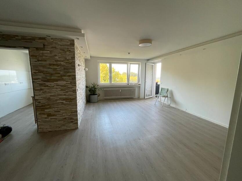 Sonnige kernsanierte 4 Zimmerwohnung mit Balkon und Stellplatz