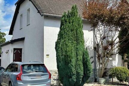 Charmante Doppelhaushälfte mit großzügigem Grundstück, moderner Ausstattung und Schwimmteich 4 zimmer