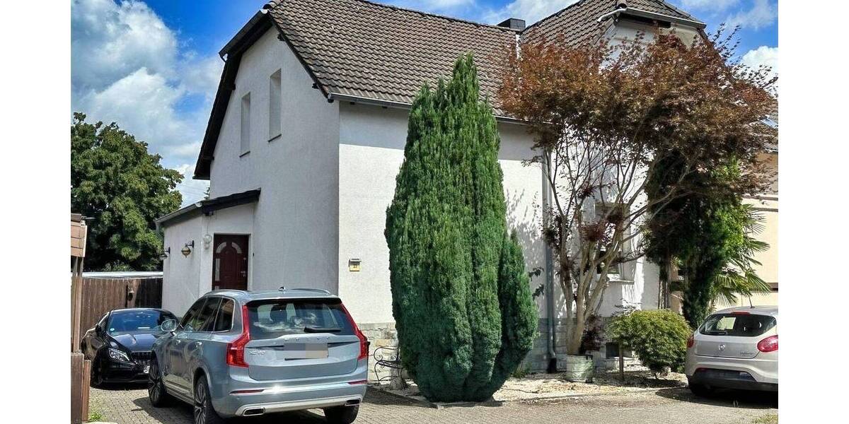 Charmante Doppelhaushälfte mit großzügigem Grundstück, moderner Ausstattung und Schwimmteich 4 zimmer
