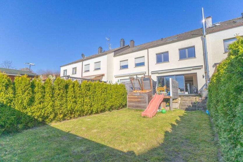 Menden Lendringsen - Saniertes und modernisiertes Reihenhaus mit teilausgebautem Dachboden.
