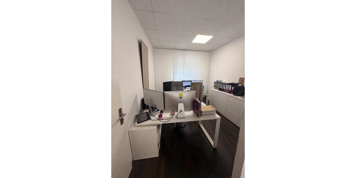 Lagerfläche mit Büroräumen – ca. 150–160 m² zimmer