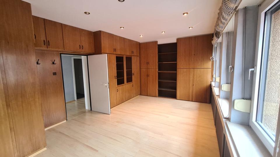 Büroräume + 4 Stellplätze außen zimmer