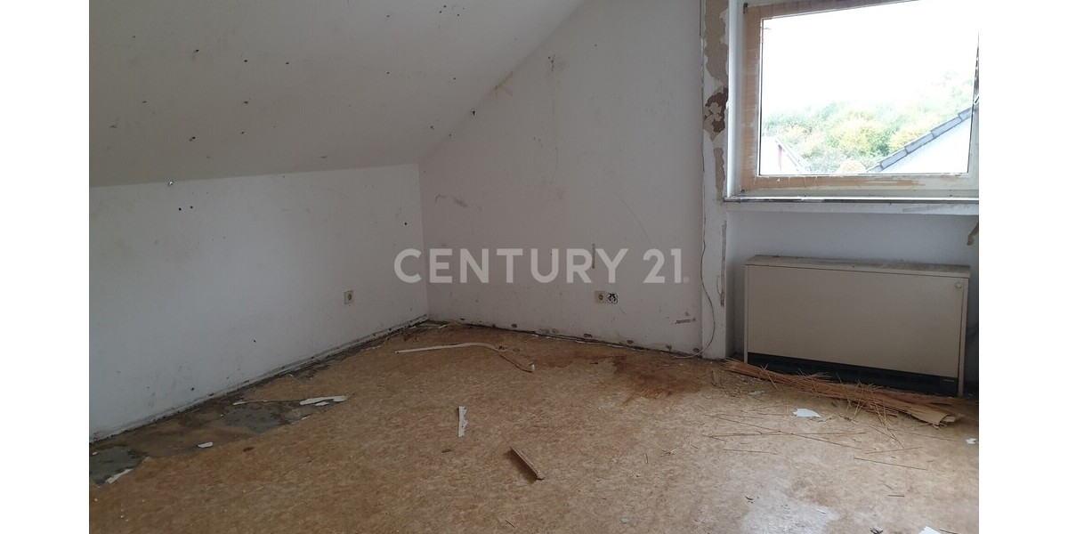 *Renovierungsobjekt* - Kapitalanlage mit Potenzial: Dachgeschosswohnung in begehrter Wohngegend 2 zimmer