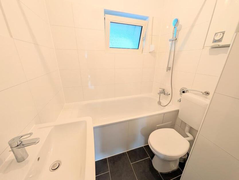 **Jetzt zugreifen:+weiße Wände +Laminat +modernes Tageslichtbad +Loggia** zimmer