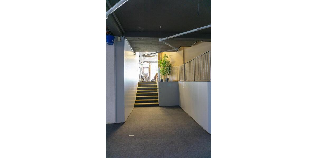 Gewerbeimmobilie, nutzbar als Ladenlokal, Ausstellungsfläche, Praxis zimmer