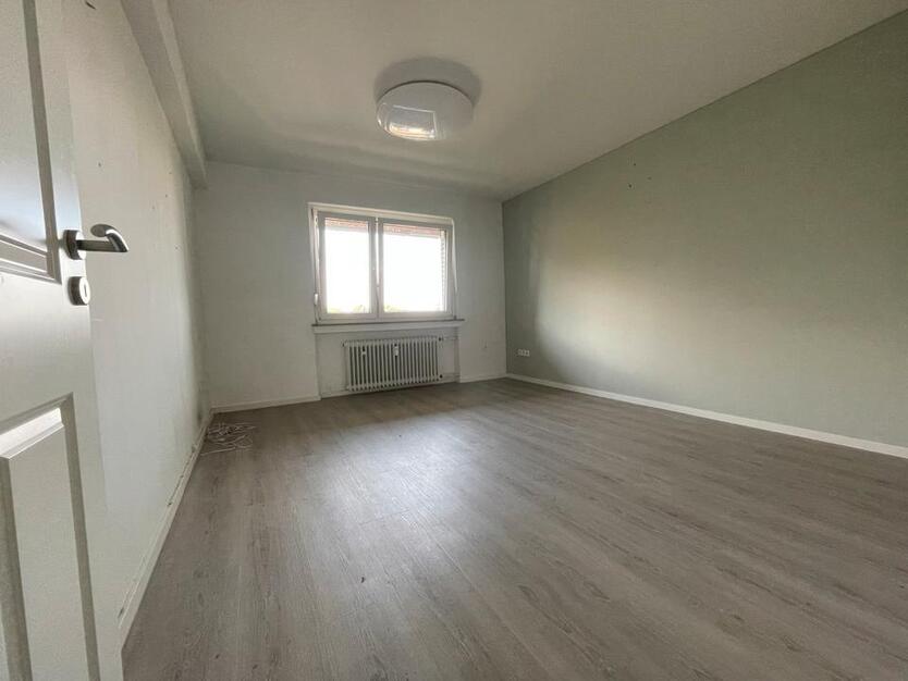 Sonnige kernsanierte 4 Zimmerwohnung mit Balkon und Stellplatz