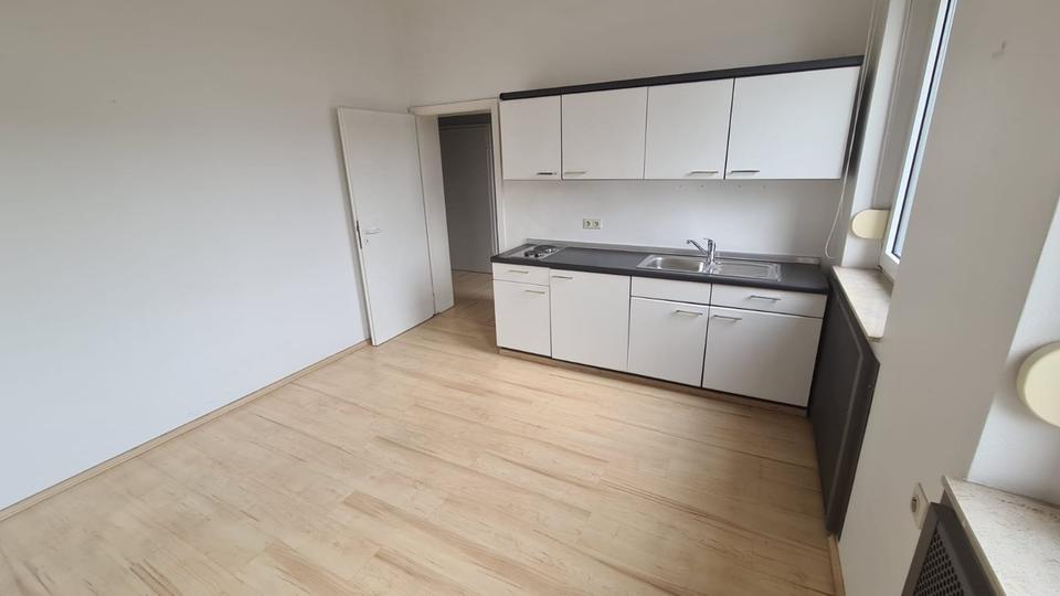 Büroräume + 4 Stellplätze außen zimmer