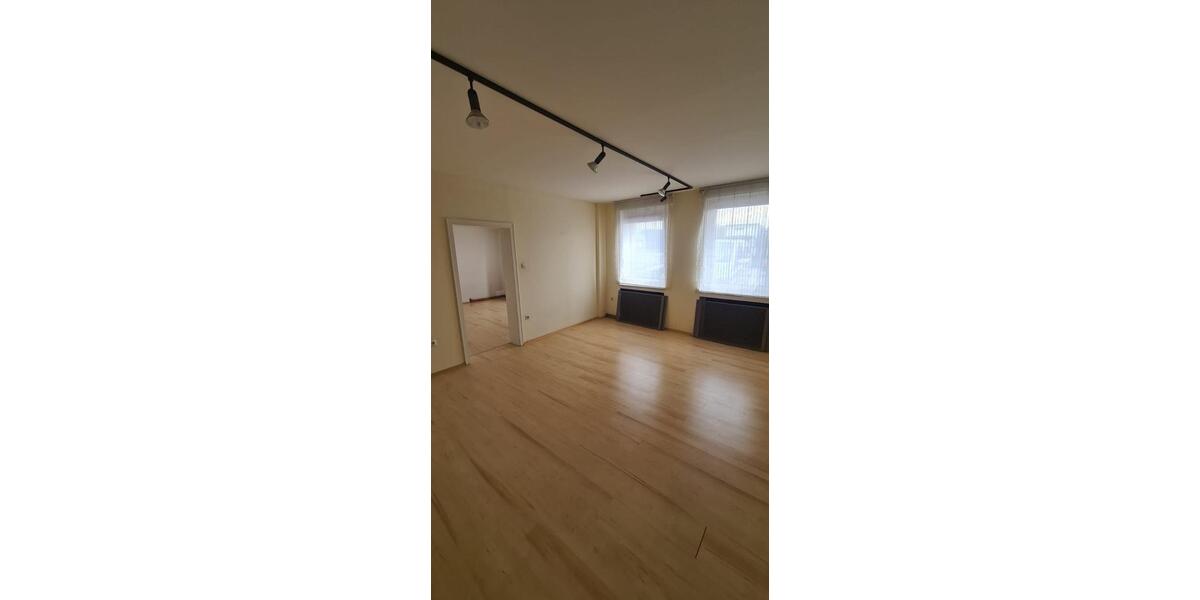 Büroräume + 4 Stellplätze außen zimmer