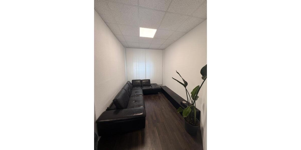 Lagerfläche mit Büroräumen – ca. 150–160 m² zimmer