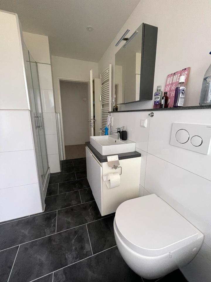 Sonnige kernsanierte 4 Zimmerwohnung mit Balkon und Stellplatz