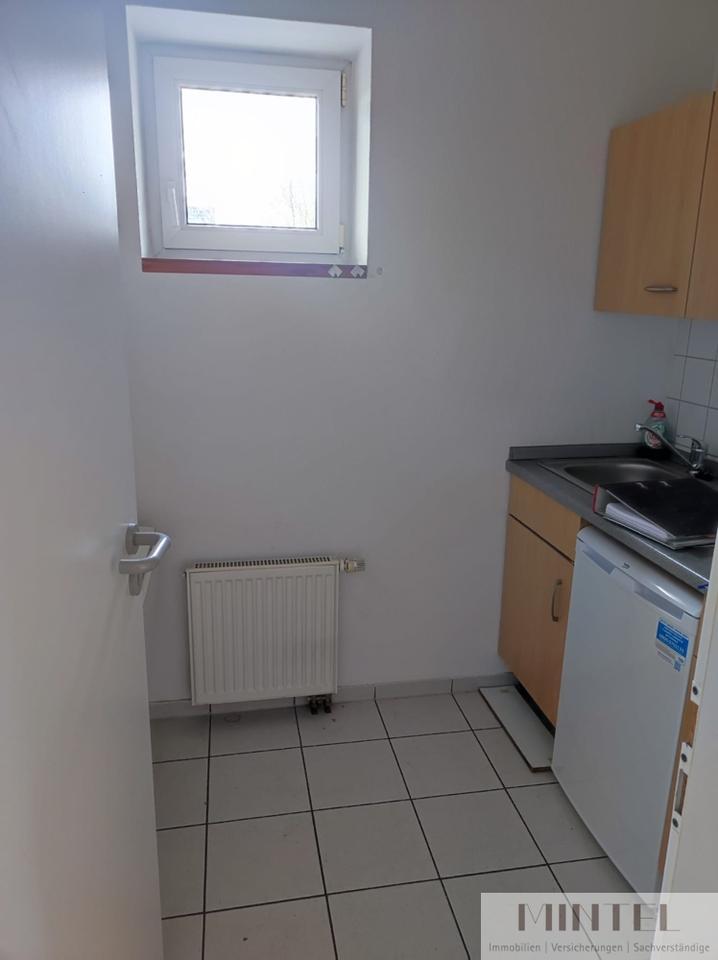 Moderne BüroPraxisräume mit Stellplätze zimmer