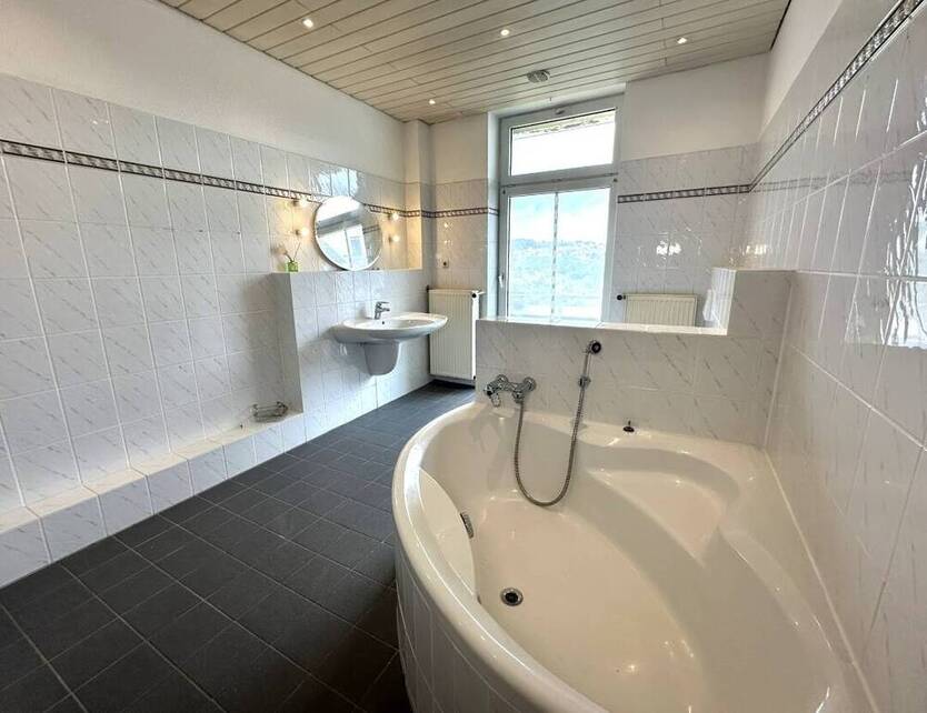 Geräumige 4 Zimmer Wohnung mit 2 Balkons, Dusche und Wanne - Hagen, Wehringhausen