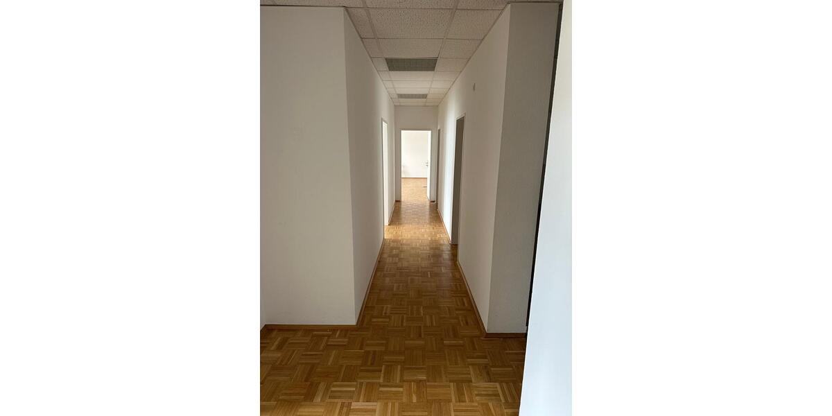 Stilvolle Bürofläche mit großzügiger Raumaufteilung zimmer