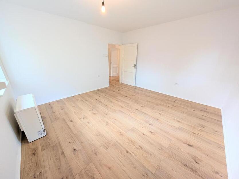 **Jetzt zugreifen:+weiße Wände +Laminat +modernes Tageslichtbad +Loggia** zimmer