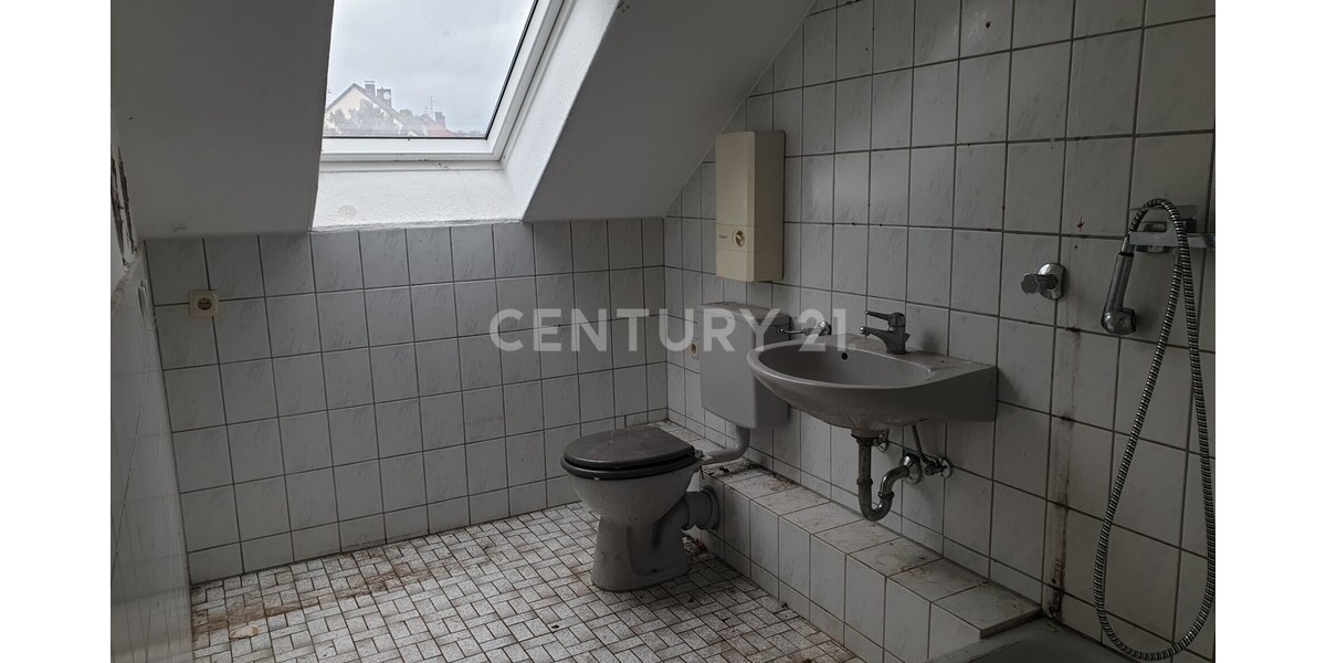 *Renovierungsobjekt* - Kapitalanlage mit Potenzial: Dachgeschosswohnung in begehrter Wohngegend 2 zimmer