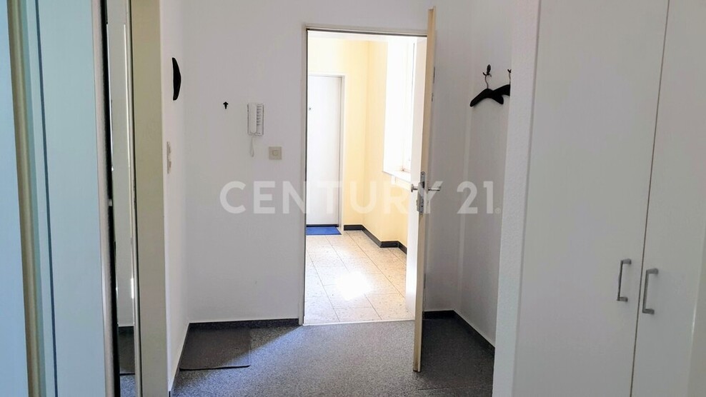 Uninähe! Helle Etagenwohnung mit großzügigem Balkon