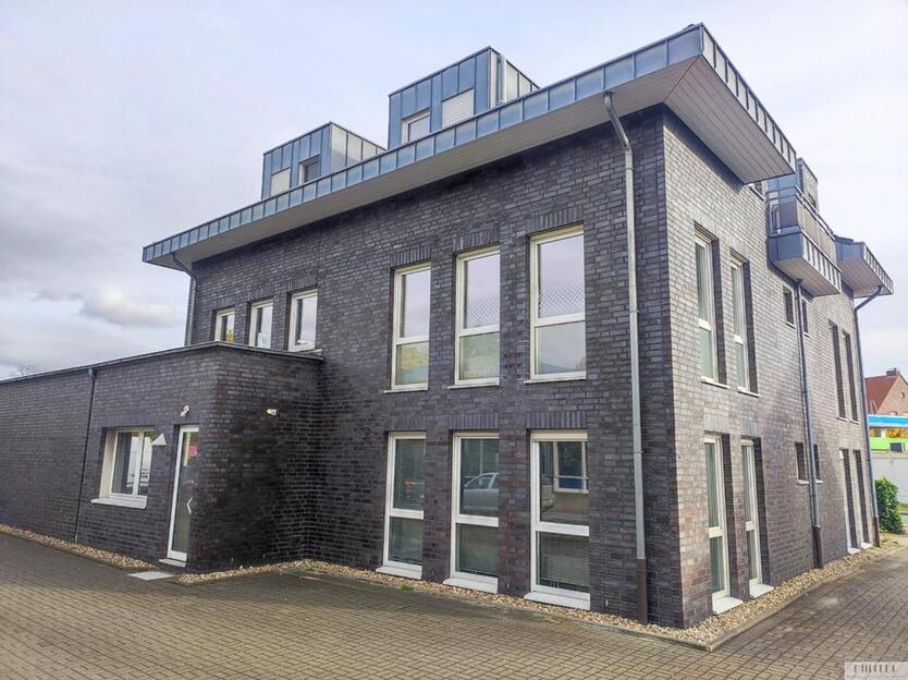 Moderne BüroPraxisräume mit Stellplätze zimmer