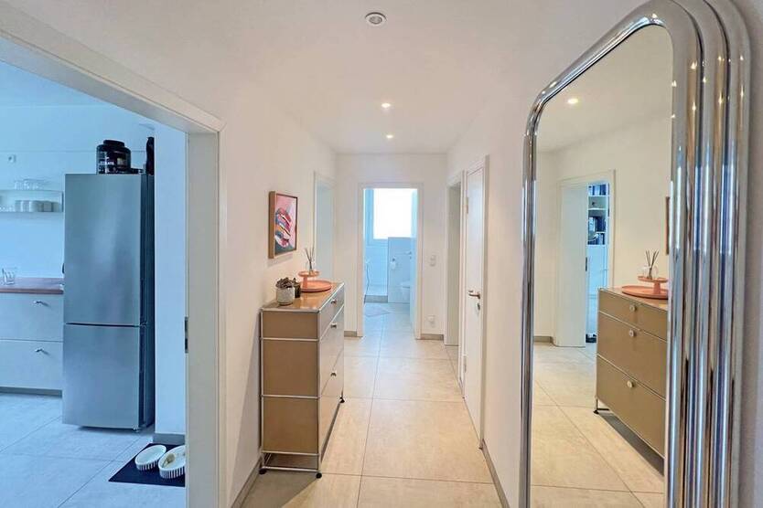 Was für ein schöner Platz! Frisch renovierte 3-Raum-Wohnung mit großem Balkon am Haumannplatz