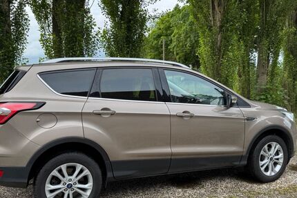 Ford Kuga 61.000 km 18.500 € Essen 45355