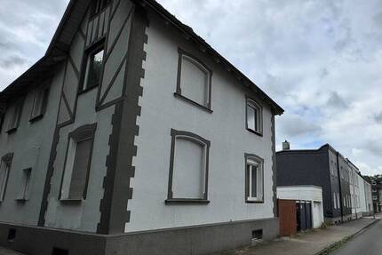 Für Handwerker...! Sanierungsbedürftiges freistehendes Zweifamilienhaus in herten.