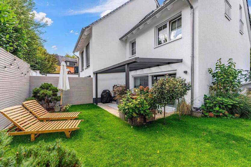 Nachhaltig & stilvoll: Neubau-Doppelhaushälfte mit offenem Wohnkonzept und Garten