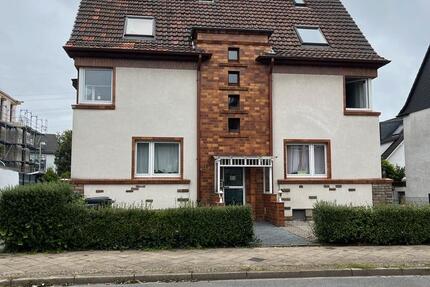 Dreifamilienhaus mit 7 Garagen