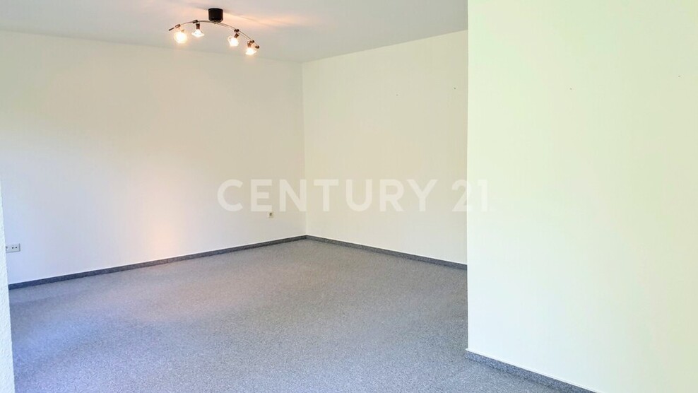 Uninähe! Helle Etagenwohnung mit großzügigem Balkon