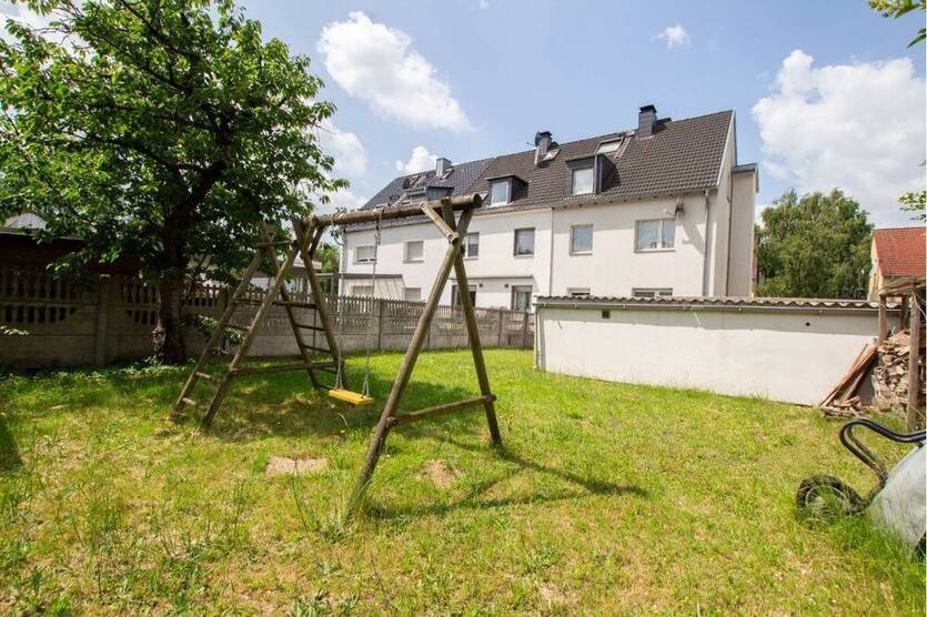 Reihenendhaus mit viel Platz und mehreren Stellplätzen in ruhiger Lage