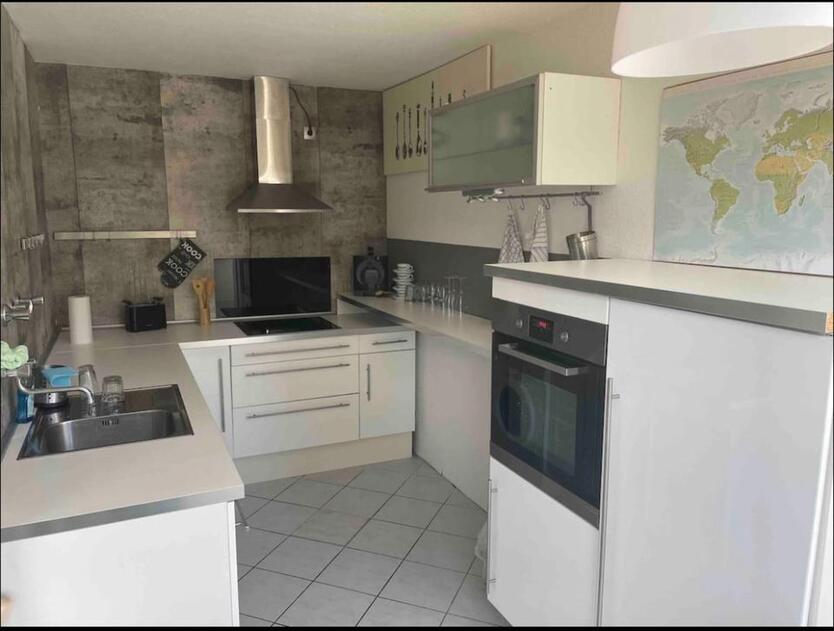 Sochöne 2,5-Zimmer-Wohnung mit Balkon in Top-Lage! von Privat zimmer