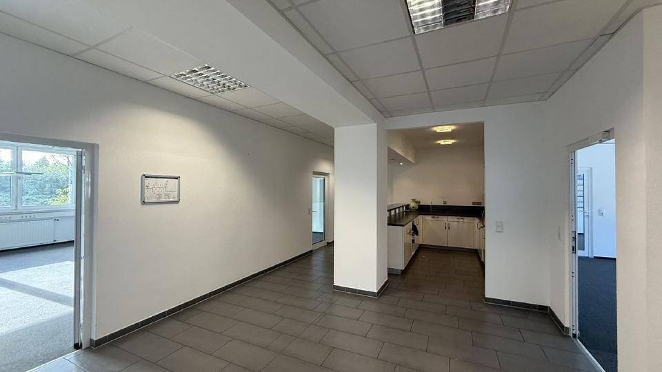 *Provisionsfrei* ca. 700m² Bürogebäude und ca. 600m² Halle zimmer
