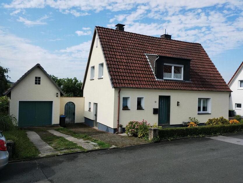 Teilsaniertes Einfamilienhaus auf großem Grundstück